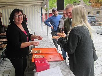 Zwiefelplootz und Federweißer ist in der Weinstadt beliebt. Am Stand der Obererthaler Plootzbäcker herrscht deshalb immer Betrieb.