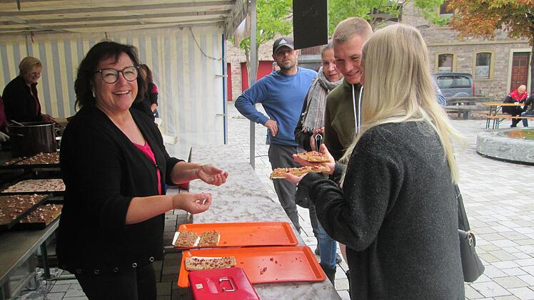 Zwiefelplootz und Federweißer ist in der Weinstadt beliebt. Am Stand der Obererthaler Plootzbäcker herrscht deshalb immer Betrieb.