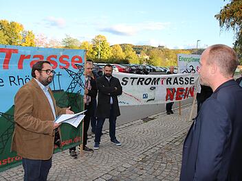 Markus Stockmann (links) von der Bürgerinitiative Gegenstrom hat die Argumente gegen die Fulda-Main-Leitung kurz zusammengefasst und von Thomas Wagner, Referent für Bürgerbeteiligung bei Tennet, einen fairen und transparenten Prozess zur Festlegun...