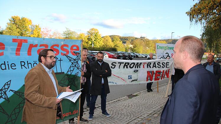 Markus Stockmann (links) von der Bürgerinitiative Gegenstrom hat die Argumente gegen die Fulda-Main-Leitung kurz zusammengefasst und von Thomas Wagner, Referent für Bürgerbeteiligung bei Tennet, einen fairen und transparenten Prozess zur Festlegun...