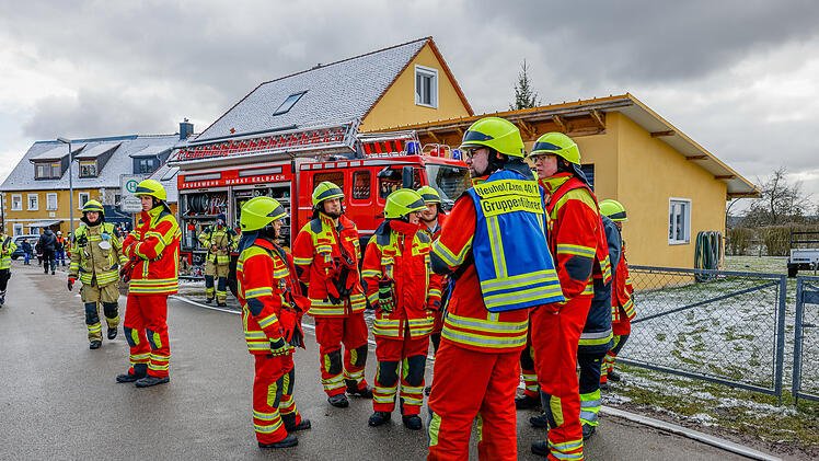 Garagenbrand: Acht Personen über Leiter gerettet