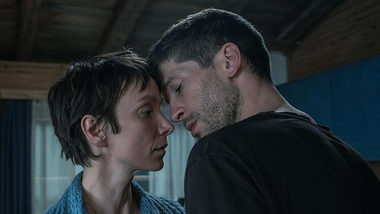 Gerade noch lieferten sich Juliane (Julia Koschitz) und Vince (Slavko Popadic) am Esstisch einen verbalen Schlagabtausch, wenig sp&auml;ter wird es k&ouml;rperlich zwischen den beiden. Kein Wunder, dass vor allem Pascal nicht glauben mag, dass seine alte Freundin sich freiwillig hingibt.