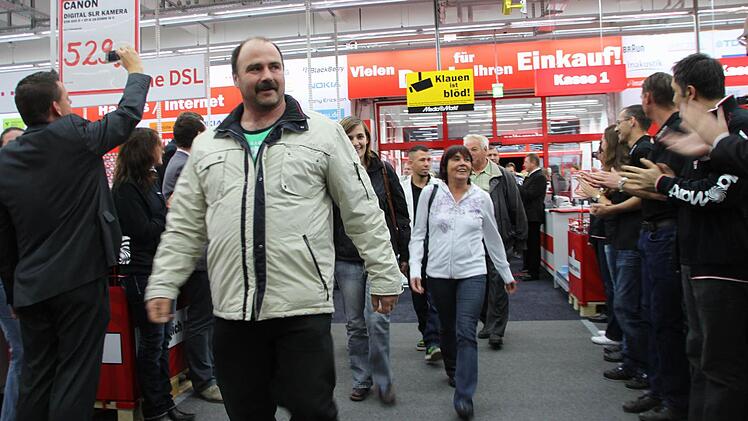Die ersten Kunden des neuen Media-Markts.