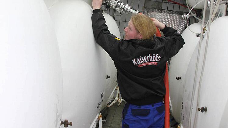 Robert Smith pumpt Bier aus den 22 000 Liter großen Gärbottichen in die je 46 Hektoliter fassenden Lagertanks.