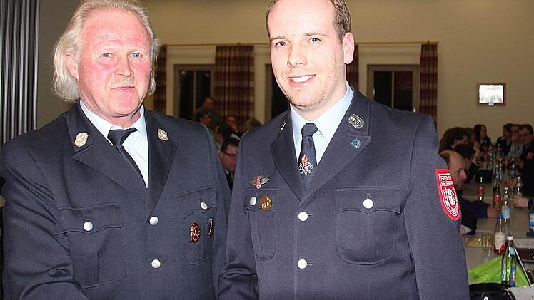 Kommandant Winfried Kleinhenz (links) übergibt die Führung der Hammelburger Wehr an Michael Ohmert. Foto: Gerd Schaar