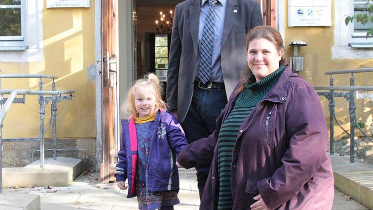 Die neue Kinderbeauftragte Miriam Kranjec mit ihrer Tochter Emilia (4) und Drittem Bürgermeister Thomas Nowak (SPD).