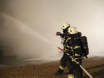 Die Feuerwehr hatte den Garagenbrand am 25. November 2013 im Landkreis Kulmbach schnell unter Kontrolle. Der Fall hat jetzt ein gerichtliches Nachspiel, denn das Feuer soll auf äußerst ungewöhnliche Weise ausgebrochen sein. Foto: Symbolbild News5 / Herse