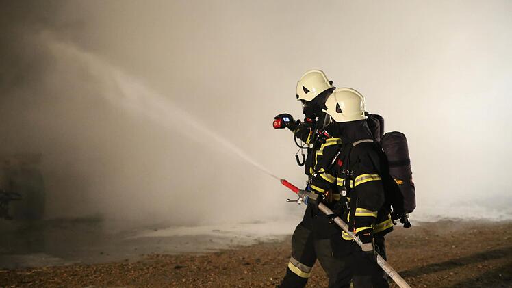 Die Feuerwehr hatte den Garagenbrand am 25. November 2013 im Landkreis Kulmbach schnell unter Kontrolle. Der Fall hat jetzt ein gerichtliches Nachspiel, denn das Feuer soll auf äußerst ungewöhnliche Weise ausgebrochen sein. Foto: Symbolbild News5 / Herse