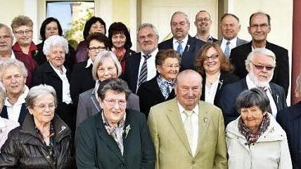 Sie feierten ihre Jubelkonfirmation in dem Königsberger Stadtteil Hellingen mit der Pfarrerin Claudia Winterstein (rechts). Foto: Gerold Snater