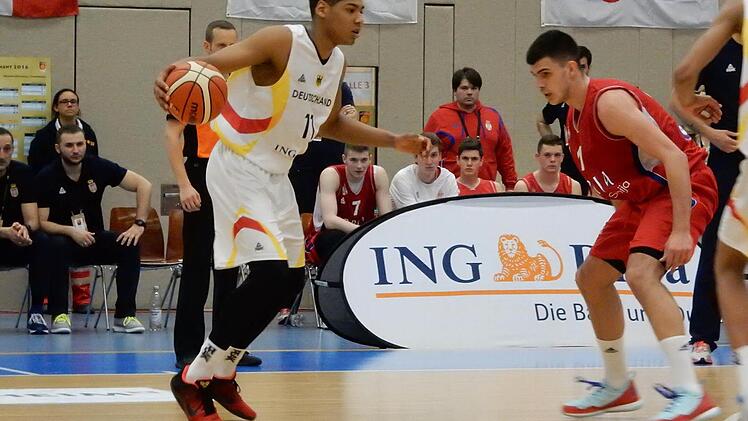 Der Turnier-MVP Kostja Mushidi (links, vom SIG Straßburg) dribbelt den Ball im Finale gegen Serbien. Foto: Udo Schilling