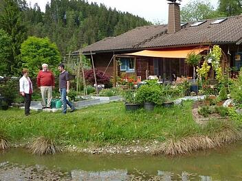 Eine Attraktion ist die 3000 Quadratmeter große Gartenanlage von Damaris und Jürgen Schmidt in Ludwigsstadt, umgeben von Fichtenwäldern und Teichanlagen.  Foto: Gerd Fleischmann