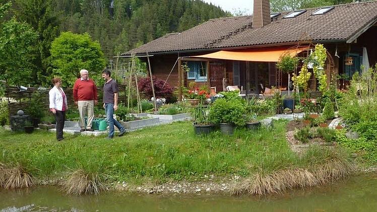 Eine Attraktion ist die 3000 Quadratmeter große Gartenanlage von Damaris und Jürgen Schmidt in Ludwigsstadt, umgeben von Fichtenwäldern und Teichanlagen.  Foto: Gerd Fleischmann