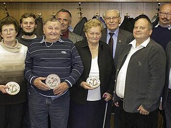 Der Gartenbauverein Windischenhaig ist jetzt ein eingetragener Verein. Auf dem Bild sind (von links) die zweite Vorsitzende Petra Günther, der neue Kassier Arndt Sesselmann, Brigitte Meisel, der neue Jugendwart Julian Zink, Herbert Schieber, der Kreisvorsitzende Günther Reif, Hilde Meisel, Stadtrat Horst Zahr, der Vorsitzende Holger Zink, Stadtrat Michael Stübinger, Kreisfachberater Friedhelm Haun und Stadtrat Torsten Grampp.  Foto: Jürgen Valentin