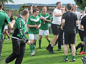 Nach dem 2:0-Sieg gegen Mistelgau war die Meisterschaft f&uuml;r Katschenreuth perfekt - und der Jubel nat&uuml;rlich gro&szlig;. Foto: Peter Mularczyk