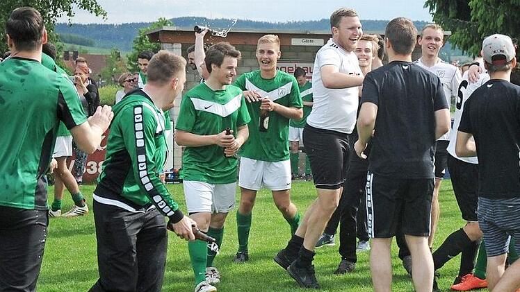 Nach dem 2:0-Sieg gegen Mistelgau war die Meisterschaft f&uuml;r Katschenreuth perfekt - und der Jubel nat&uuml;rlich gro&szlig;. Foto: Peter Mularczyk