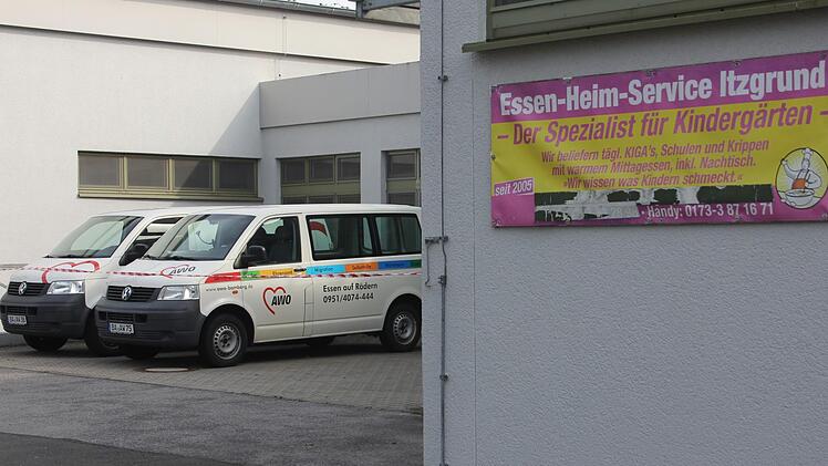Das Bild mit Awo-Fahrzeugen aus Bamberg vor dem Essen-Heimservice Itzgrund dürfte bald der Vergangenheit angehörten. Der Bamberger Kreisverband wird in einigen seiner 80 Einrichtungen bald von der Awo Ebern beliefert. Foto: Ralf Kestel