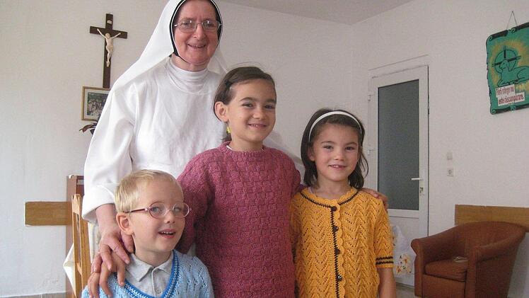 Was beim Strumpfbasar nicht verkauft wurde, bekommen Schwester Elisabettas Kinder.privat