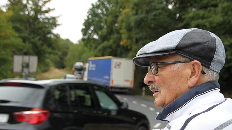 Achtung Gefahr! An der Straßenquerung der B 286 ist erhöhte Aufmerksamkeit gefordert. Foto: Ulrike Müller