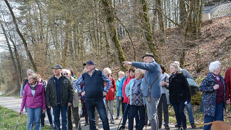 Zu Beginn der Rundtour zeigt Hubert Schenk die Sehenswürdigkeiten von Hassenbach. Foto: Elisabeth Assmann