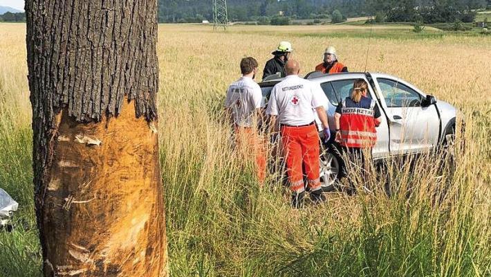 Der Wagen des 83-J&auml;hrigen prallte gegen einen Baum. Foto: Feuerwehr Kronach