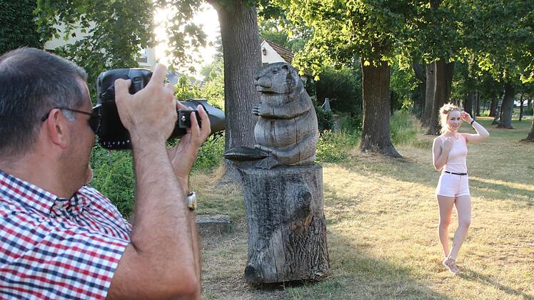 Eigentlich ist die Tierfotografie Mario Kerns Metier. Hier übt er sich in der Porträtfotografie - oder lichtet er doch den hölzernen Biber ab? Foto: Matthias Einwag