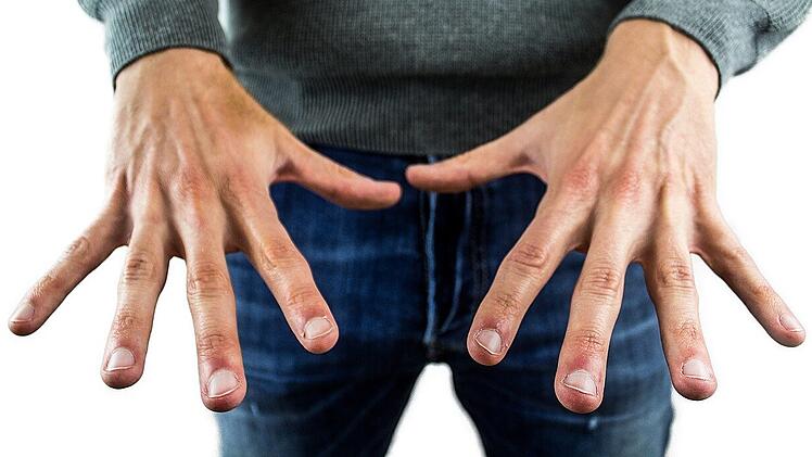 Längerer Ringfinger: Kann man Psychopathen an den Fingern erkennen?