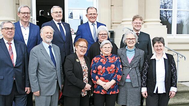 F&uuml;r ein gemeinsames Foto mit dem Bezirkstagspr&auml;sidenten pr&auml;sentierten sich die ehemaligen Bezirksr&auml;tinnen und Bezirksr&auml;te den Fotografen (von links) : Bernhard Ru&szlig;, Thomas Z&ouml;ller, Werner Els&auml;sser, Stefan Funk, Marion Sch&auml;fer-Blake, Erwin Dotzel, K...
