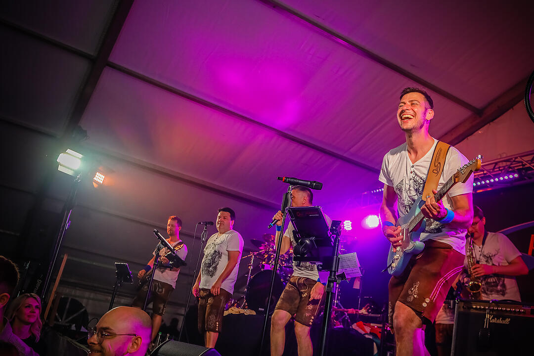 Samstagsparty im Festzelt!