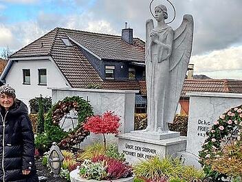 Christine Frieß und Otmar Fugmann legten einen Kranz an Friedrich Baurs Grab nieder.