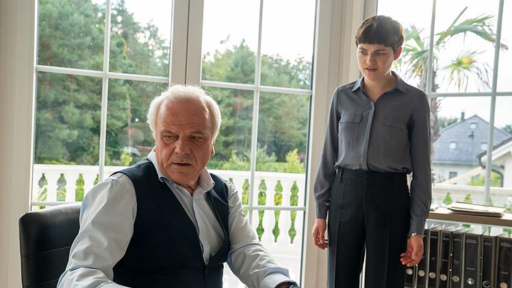 Bei Ralph Borscht (Bernhard Sch&uuml;tz) und seiner Tochter Merle (Johanna Polley) scheint das Bestatter-Gesch&auml;ft recht gut zu laufen. Die Stimmung in der Familie ist dennoch angespannt.