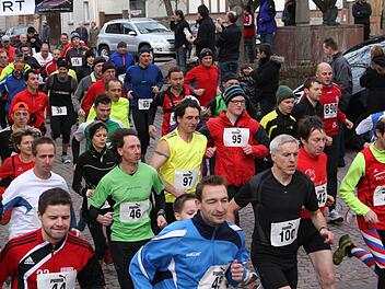 Rund 100 Laufbegeisterte nehmen am letzten Tag des Jahres den Silvesterlauf in Fuchsstadt in Angriff. Foto: Reinhold Nürnberger