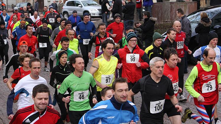 Rund 100 Laufbegeisterte nehmen am letzten Tag des Jahres den Silvesterlauf in Fuchsstadt in Angriff. Foto: Reinhold Nürnberger