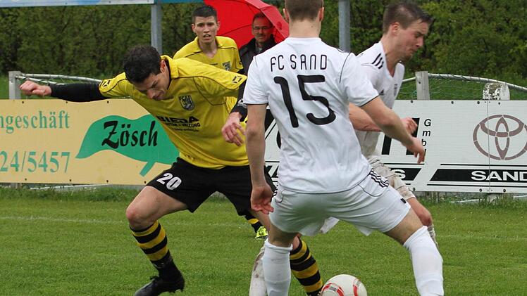 Der Amberger Sebastian Möller (links) wird hier von den beiden Sandern Stefan Wasseer (Nr. 15) und Sebastian Götz (rechts) gestoppt.