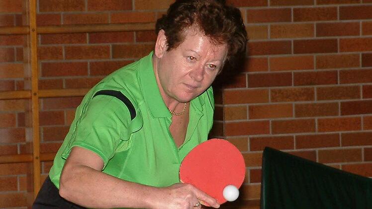 Nach dem Aufstieg belegt die SG Neuses I den sechsten Platz in der 2. Tischtennis-Bezirksliga. Während drei Spielerinnen des Stammquartetts eine leicht negative Einzelbilanz verzeichnen, hat Rosalinde Hanna das ausgeglichene Punktekonto von 8:8. Foto: Hans Franz