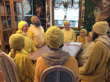 Gerhard L., der Guru von Lonnerstadt (hinten links), mit Anhängern Foto: WDR