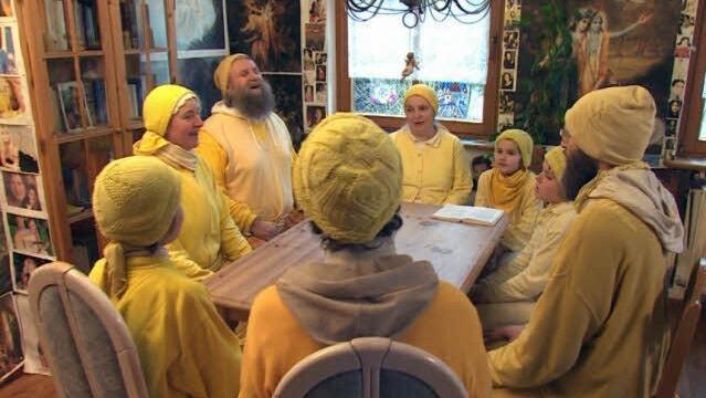 Gerhard L., der Guru von Lonnerstadt (hinten links), mit Anhängern Foto: WDR