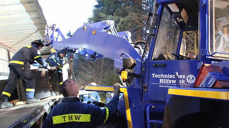 Die schweren Rollen mit Stahlbändern wurden am Radlader befestigt.  Foto: Friedwald Schedel