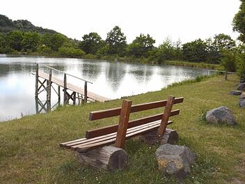 Der idyllisch gelegene Landschaftssee bei Goßmannsdorf wird noch ein Jahr lang als Freibadersatz der Stadt dienen.  Foto: Schmidt