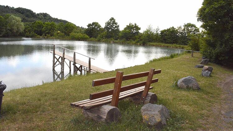 Der idyllisch gelegene Landschaftssee bei Goßmannsdorf wird noch ein Jahr lang als Freibadersatz der Stadt dienen.  Foto: Schmidt