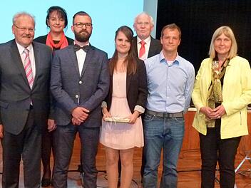 Auszeichnung für die Notenbesten (von links): Bürgermeister Claus Bittenbrünn, stellvertretende Schulleiterin Ulrike Reichert, Ferdinand Erl, Carina Gräf, Schulleiter Anton Staudigl, Nico Seidel, Zweite Bürgermeisterin Birgit Weber. Foto: Lothar Weidner