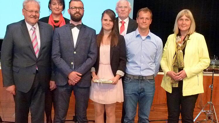 Auszeichnung für die Notenbesten (von links): Bürgermeister Claus Bittenbrünn, stellvertretende Schulleiterin Ulrike Reichert, Ferdinand Erl, Carina Gräf, Schulleiter Anton Staudigl, Nico Seidel, Zweite Bürgermeisterin Birgit Weber. Foto: Lothar Weidner