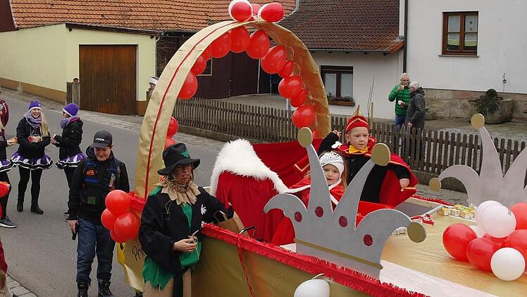 Prinzessin Ida Sofie die Erste von Zeiersch und Prinz Luan Sebian der Erste von Boals zeigten bei ihrem Faschingsdebüt eine gute Figur. Foto: Stephanie Elm