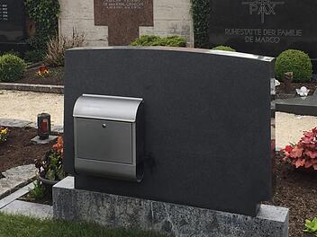 Auf dem Friedhof von Gerolzhofen hat ein Hobbybastler einen Briefkasten an die R&uuml;ckseite eines Grabsteins geschraubt, um darin Gartenwerkzeuge aufzubewahren. Die Idee findet viel Anklang. Foto: Klaus Vogt