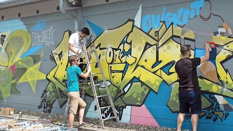 Mit Spraydosen, Kreativität und viel Freude wurde die 40 Meter lange Wand am Stocke-Stadion verschönert. Foto: Edwin Meißinger
