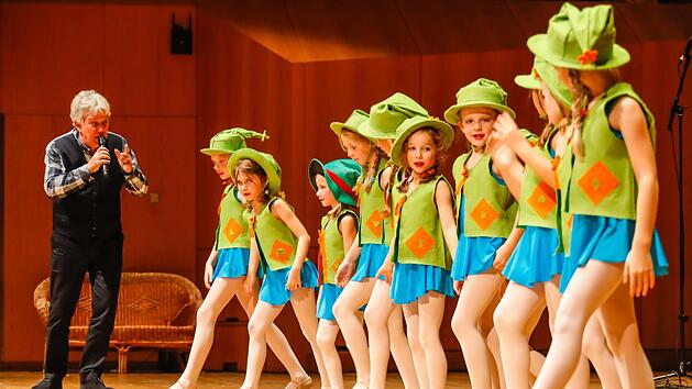Rolf Zuckowski hatte gro&szlig;e Freude mit den Kindern aus der Region Bamberg. Foto: Matthias Hoch