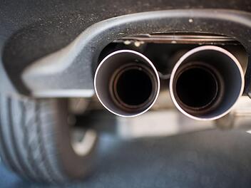 Der Auspuff eines VW. Bei den zugesagten freiwilligen Updates von Abgas-Software zur Vermeidung von Fahrverboten sind die Autobauer bisher nur mäßig vorangekommen. Foto: Julian Stratenschulte/dpa