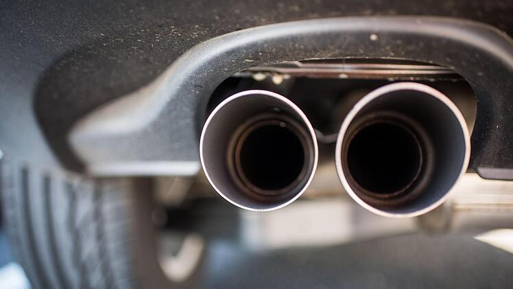 Der Auspuff eines VW. Bei den zugesagten freiwilligen Updates von Abgas-Software zur Vermeidung von Fahrverboten sind die Autobauer bisher nur mäßig vorangekommen. Foto: Julian Stratenschulte/dpa