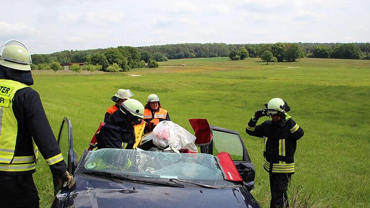 Wie Butter gleitet die Schere durch das Blech.