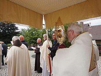 Mit dem Provinzialvikar der Franziskaner, Pater Franz-Josef Kröger, wurde  das Antoniusfest am Kreuzberg mit einem Gottesdienst und einer  Prozession gefeiert. Foto: Marion Eckert