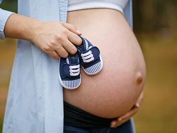 Kayla Rahn ist voller Vorfreude auf ihr Baby. Sie denkt Atemnot oder starke Schwellungen sind nur Nebeneffekte der Schwangerschaft. Was sich jedoch in einer Klinik herausstellt, ist erschreckend.  Symbolbild: pixabay.com / 3907349